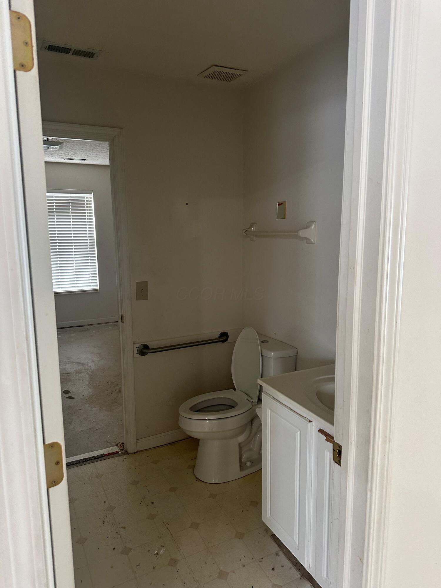 6131 Murphys Pond Road Canal Winchester, OH 43110 - Photo 4 of 4 6131 Murphys Pond bathroom