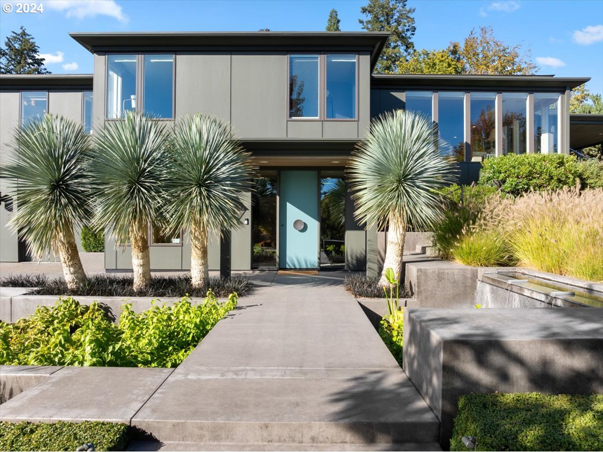 1933 Highlands Loop Lake Oswego, OR 97034 - Photo 4 of 48 a front view of house with small garden