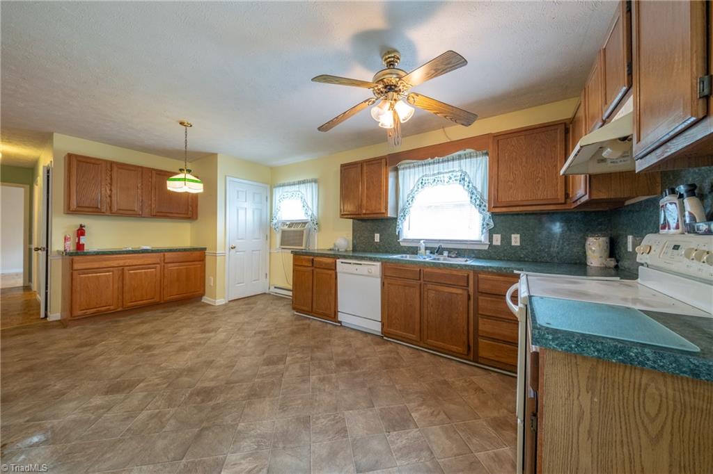 4361 North Old 52 Road Pinnacle, NC 27043 - Photo 6 of 29