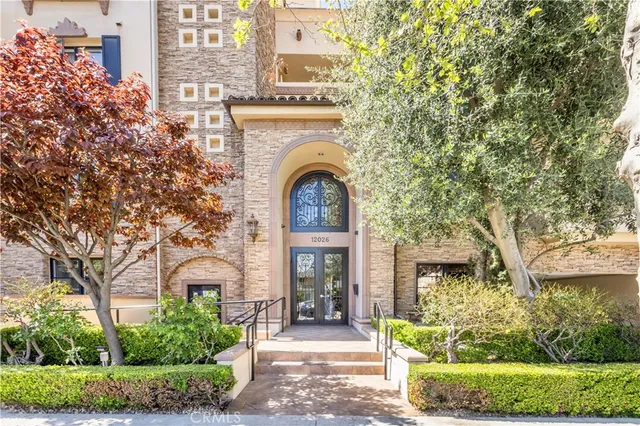 $1,029,000 | 12026 Hoffman Street, Unit 302, Studio City, CA 91604