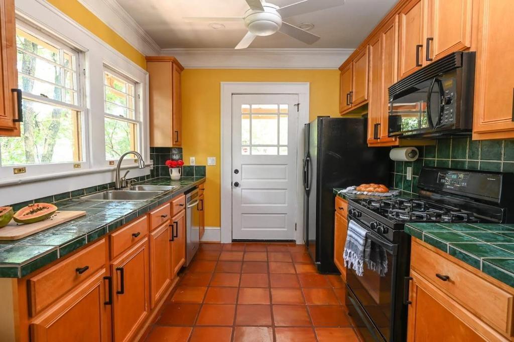 2076 Ridgedale Road Northeast Atlanta, GA 30317 - Photo 3 of 40