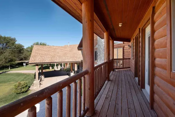 a view of a yard in front of the house
