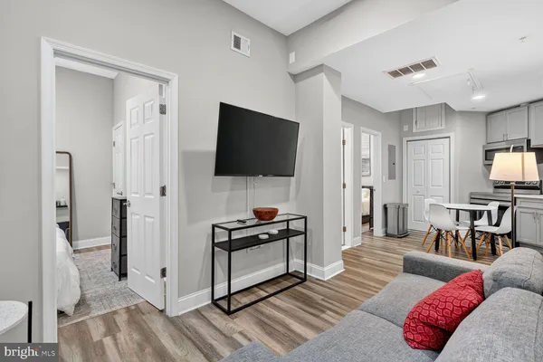 $4,000 | 133 7th Street Southeast, Unit 3, Washington, DC 20003