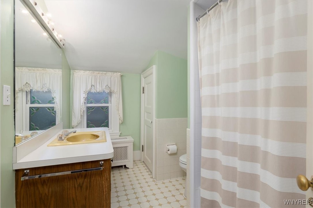 1005 Big Tree Road East Aurora, NY 14052 - Photo 24 of 50 JACK AND JILL BATH SHARED BY BED 3 AND 4