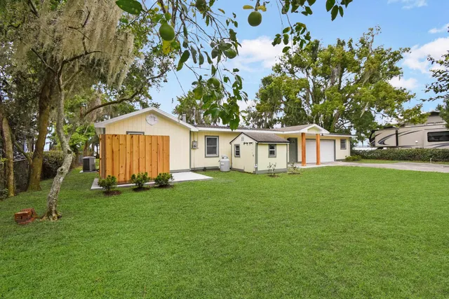 a view of a house with backyard and garden