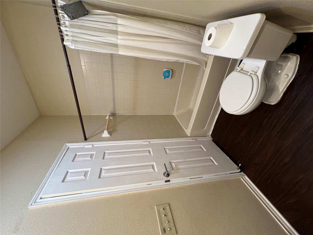 915 West 22nd 1/2 Street, Unit 203 Austin, TX 78721 - Photo 9 of 12 a bathroom with a toilet a sink and bathtub