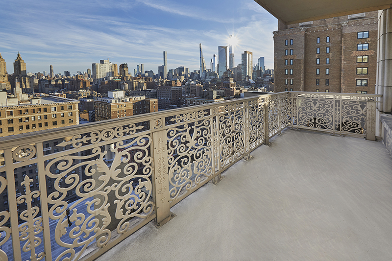 2150 Broadway, Unit PH2B Manhattan, NY 10023 - Photo 12 of 35 a view of a balcony
