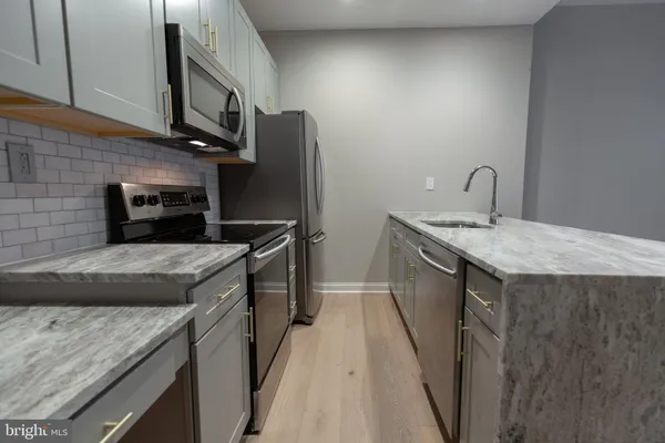 $2,110 | 1411-1 Walnut Street, Unit 201, Philadelphia, PA 19102