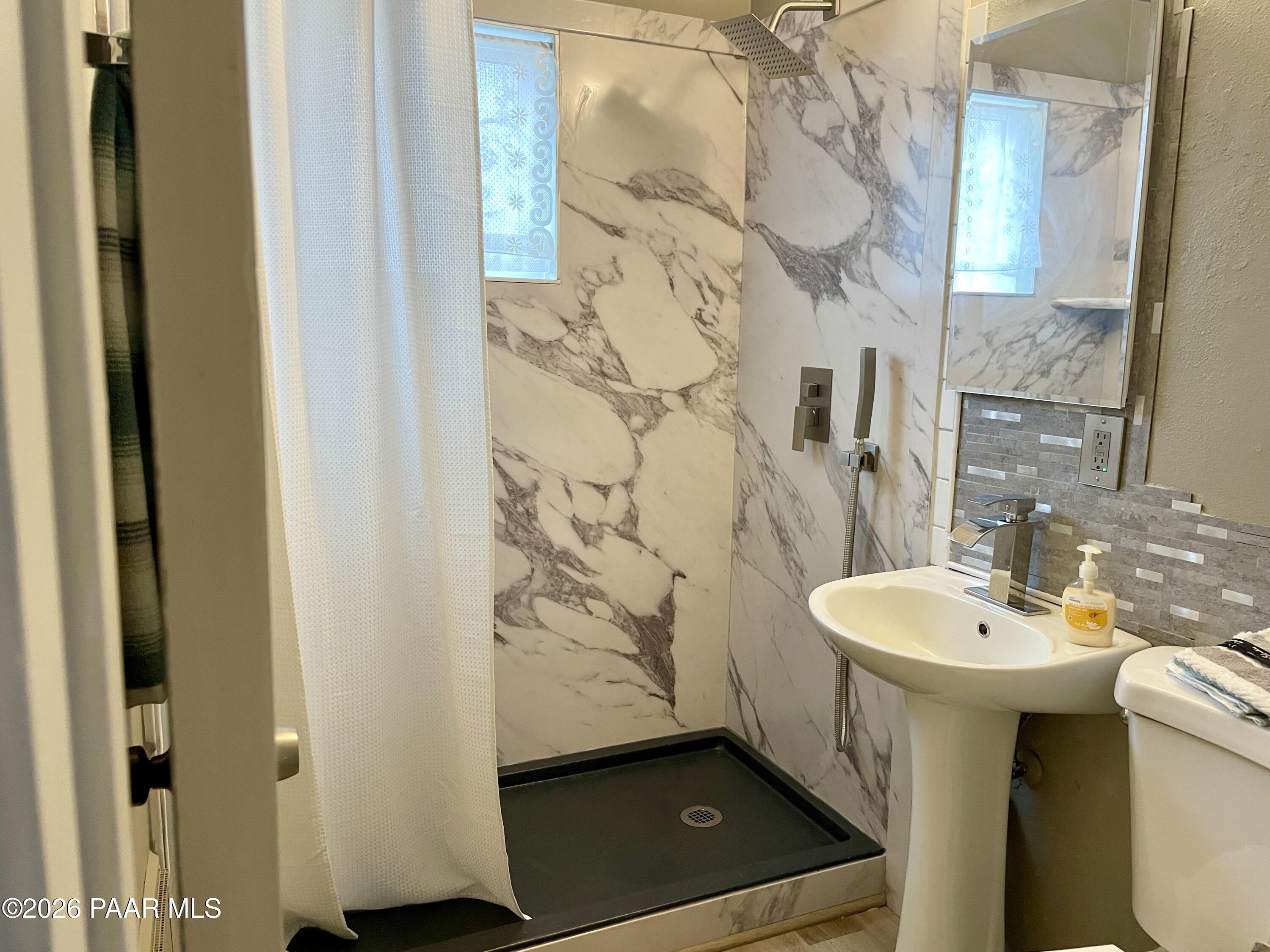 4630 Kerry Drive Rimrock, AZ 86335 - Photo 16 of 41 Full Size Walk-in Shower