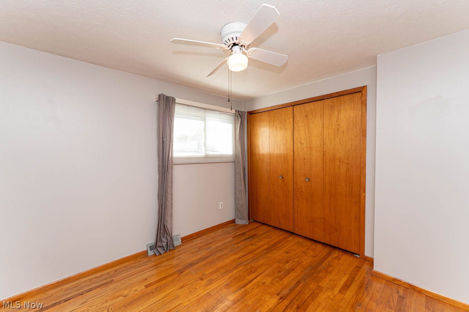916 Center Road Eastlake, OH 44095 - Photo 24 of 39 Bedroom #3 with hardwood floors