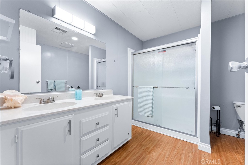 1400 Sunkist, Unit 173 Anaheim, CA 92806 - Photo 21 of 42 Extra large and spacious beautiful primary bathroom.