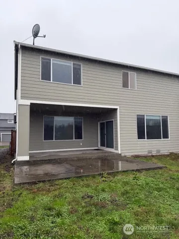 a view of front of a house with a yard