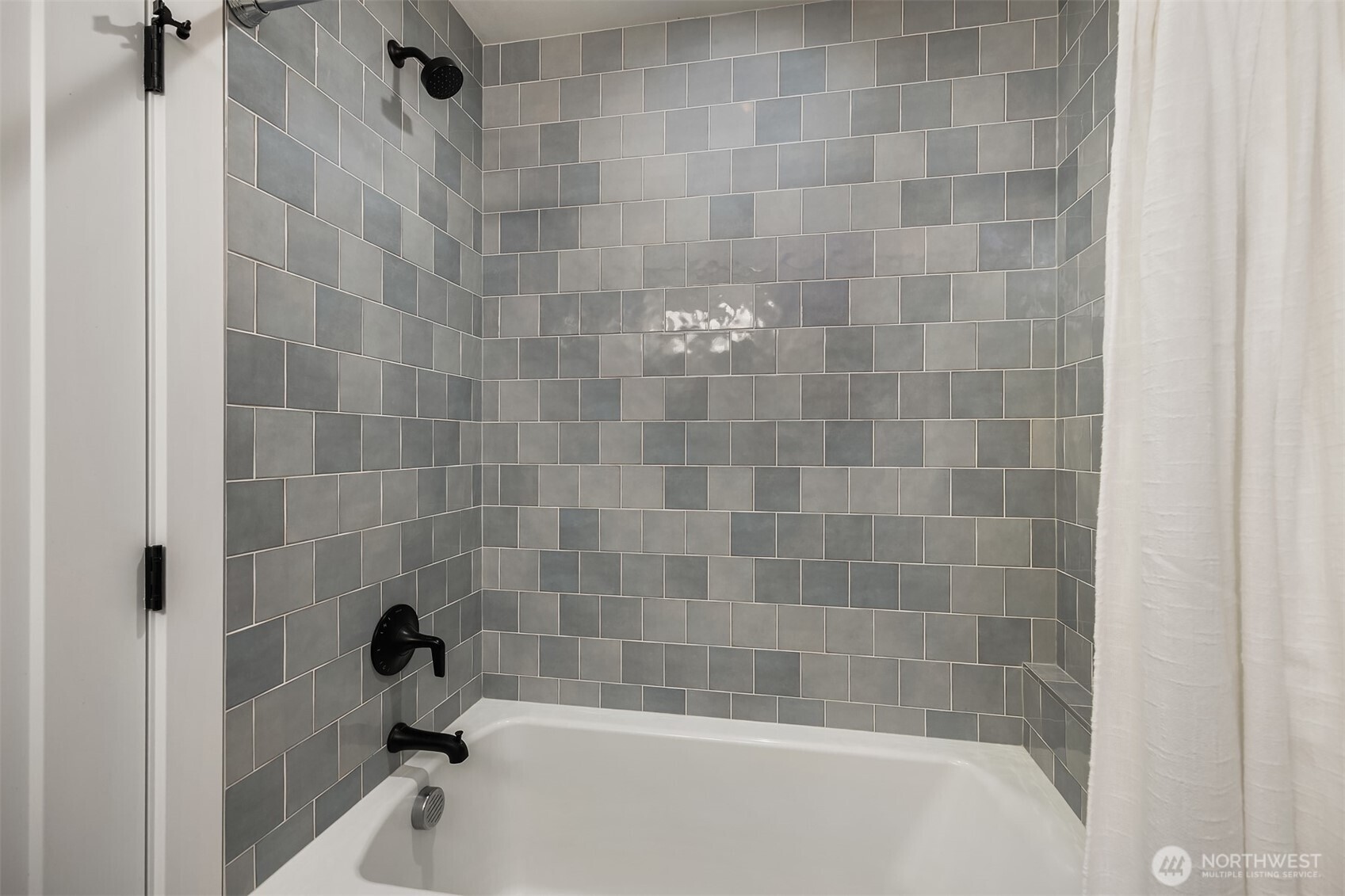 2314 B Fairview Avenue East Seattle, WA 98102 - Photo 16 of 32 a bathroom with a bathtub