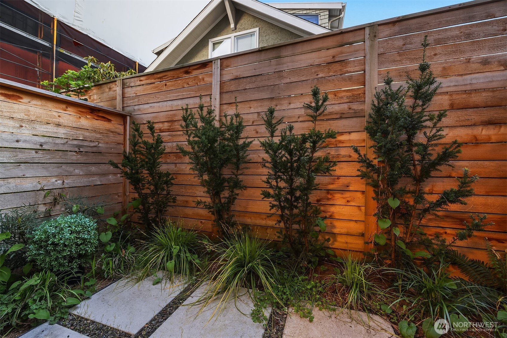2314 B Fairview Avenue East Seattle, WA 98102 - Photo 18 of 32 a backyard of a house