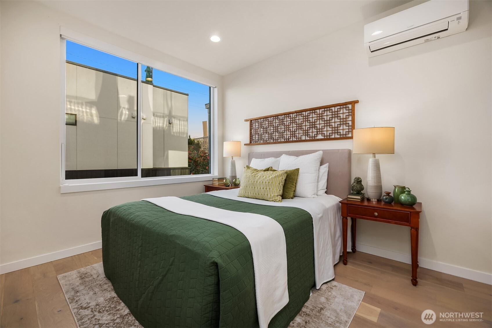 2314 B Fairview Avenue East Seattle, WA 98102 - Photo 19 of 32 a bedroom with a bed and a lamp