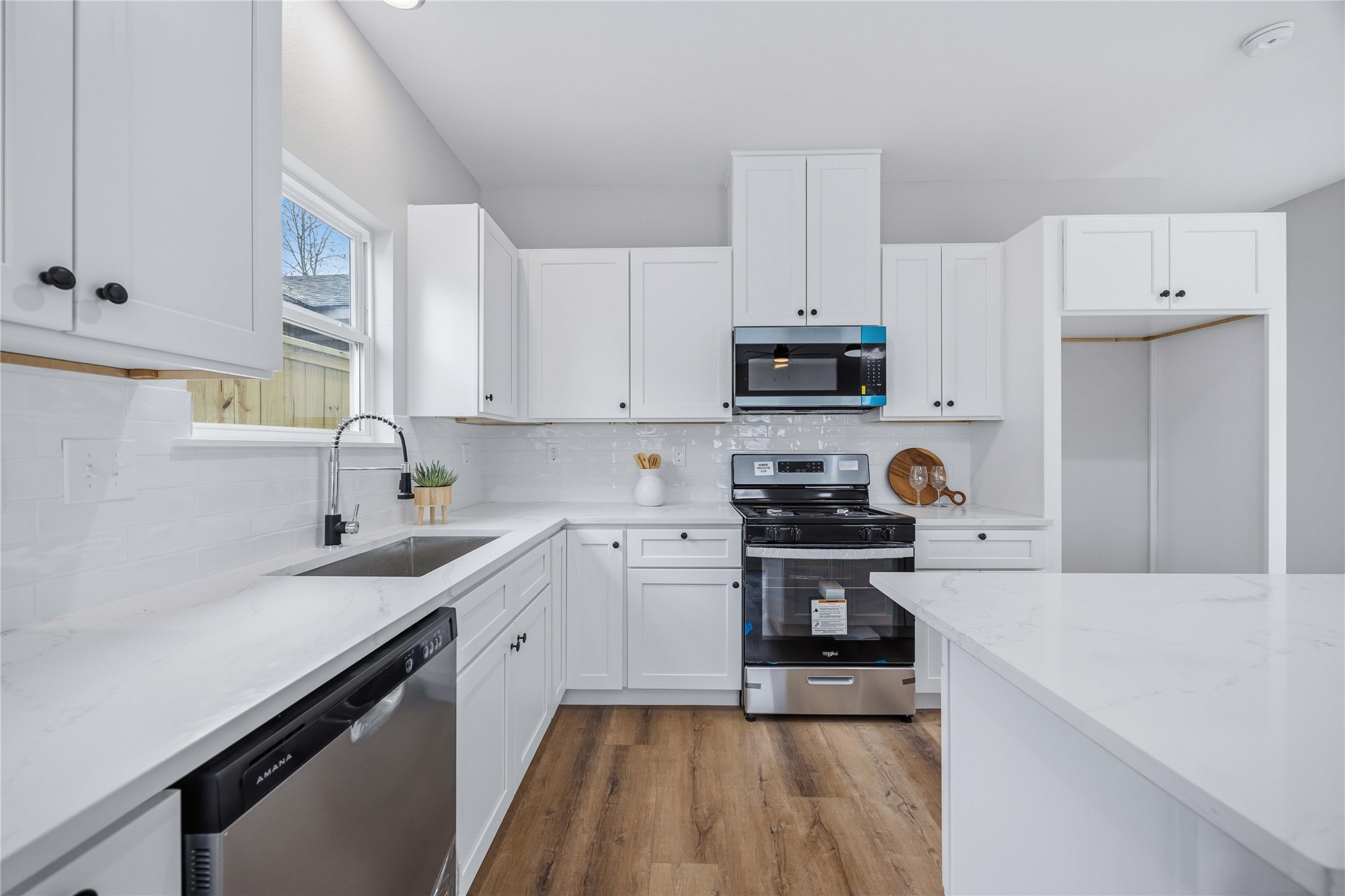 7316 Victoria Street Houston, TX 77020 - Photo 5 of 21 Stainless Steel appliances, ample storage and clean quartz countertop, ideal for cooking and entertaining.