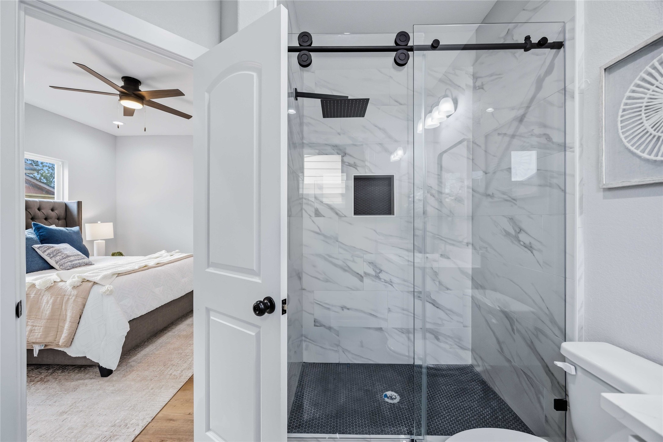 7316 Victoria Street Houston, TX 77020 - Photo 10 of 21 Primary bath is bright and contemporary, offering a clean and sophisticated look.