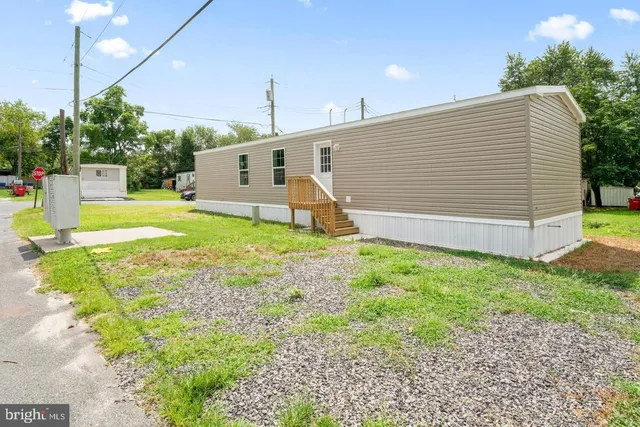 a view of a back yard of the house