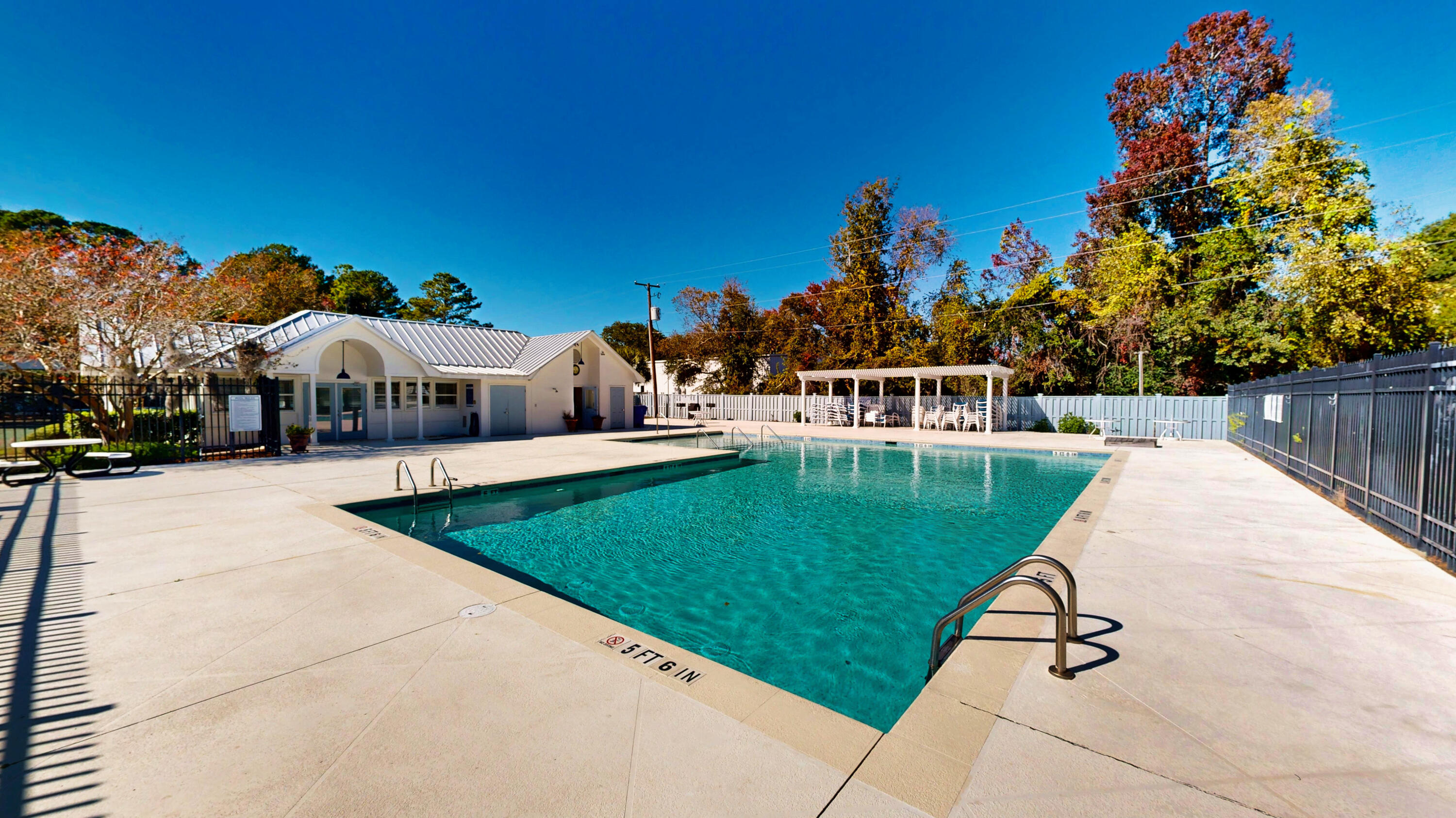 611 Fisherman's Bend Mount Pleasant, SC 29464 - Photo 34 of 41 Pool