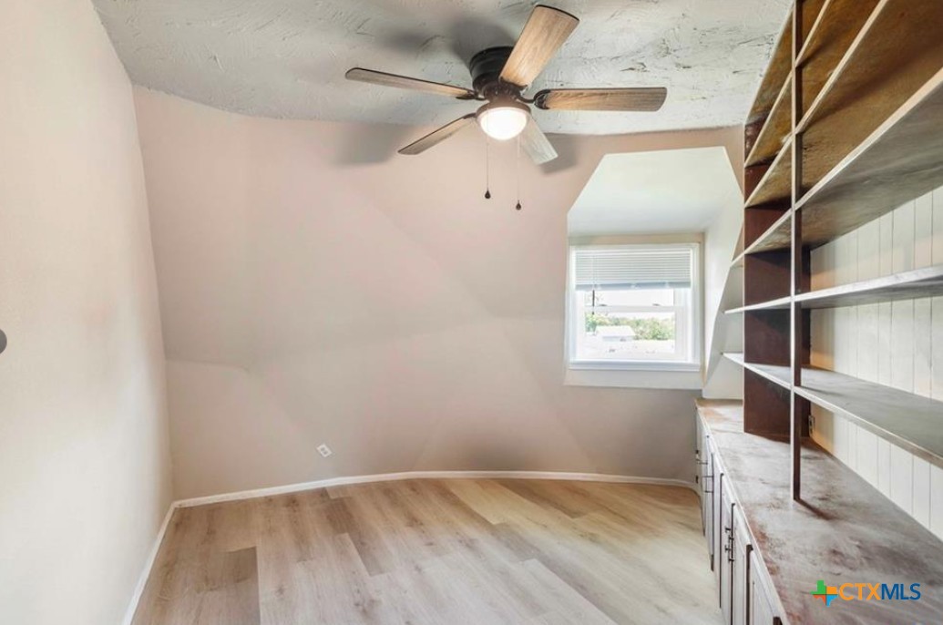 503 Rabbit Run Road Victoria, TX 77905 - Photo 13 of 20 an empty room with a window and a ceiling fan