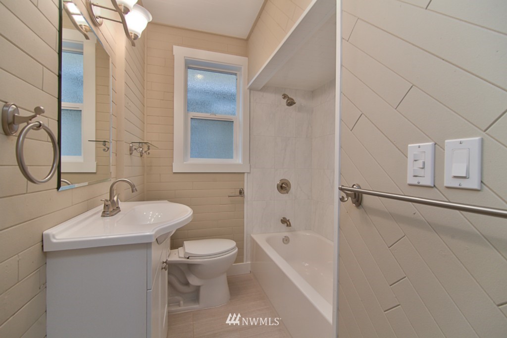 110 Northeast 40th Street Seattle, WA 98105 - Photo 9 of 17