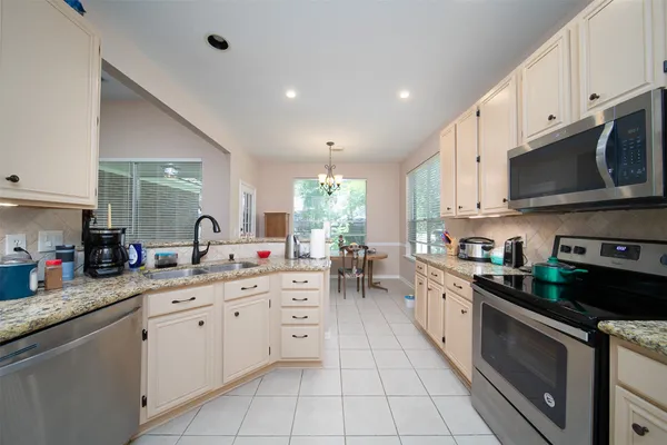 $1,950 | 11 Painted Canyon Place, The Woodlands, TX 77381