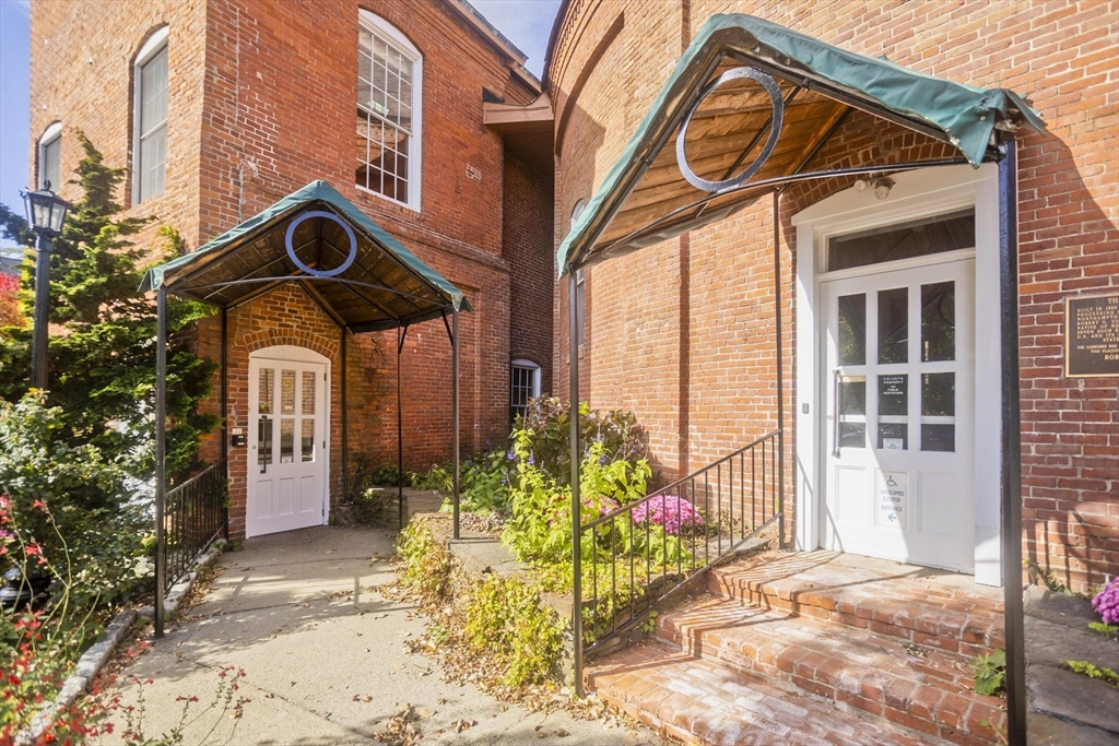 244 Main Street Northampton, MA 01060 - Photo 5 of 28 a front view of a house