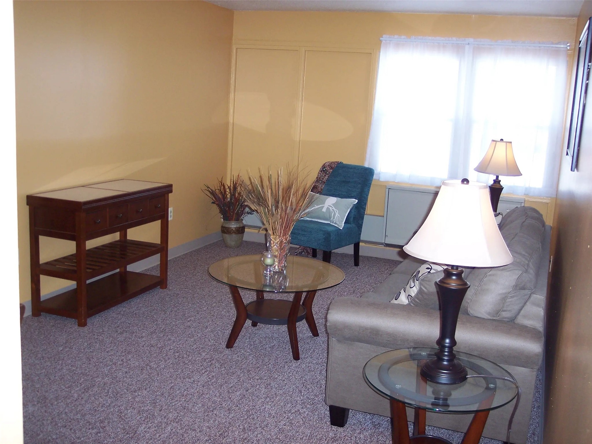 350 Market Street Johnstown, PA 15901 - Photo 19 of 20 a living room with furniture and a lamp