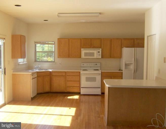 Bright Kitchen w/ Breakfast Bar & Slider to Deck