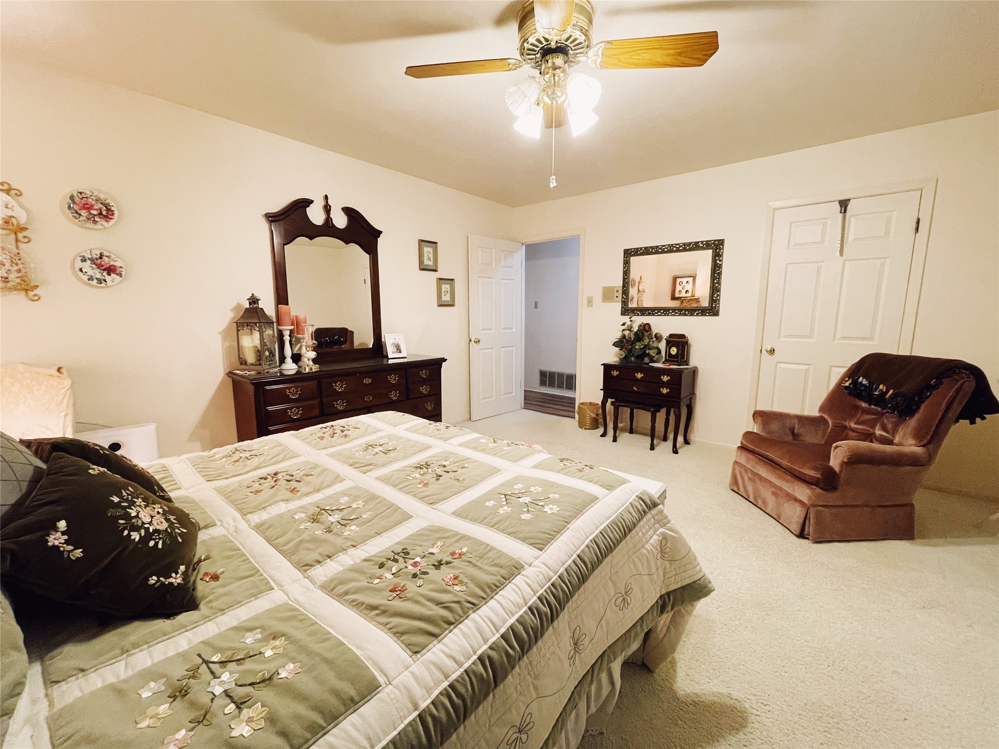 700 Shanklin Road Belton, TX 76513 - Photo 26 of 33 a living room with furniture and a table