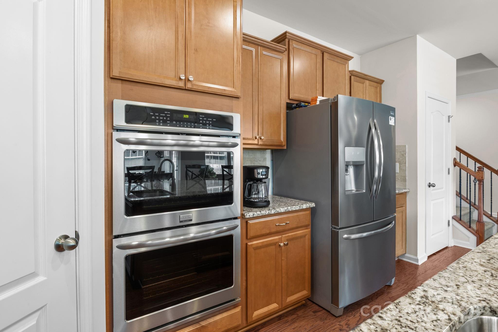 15925 Foreleigh Road Huntersville, NC 28078 - Photo 17 of 48 a kitchen with granite countertop a stainless steel appliances and shower