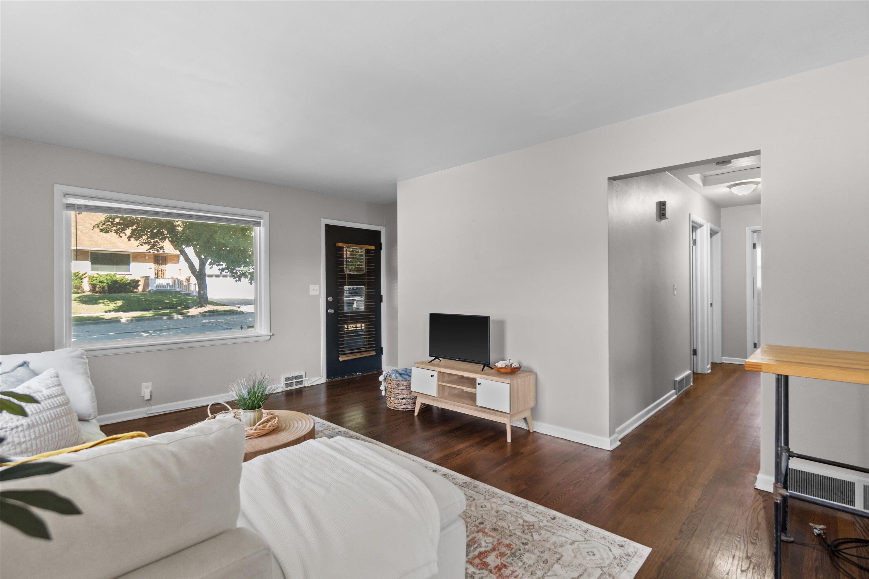 4516 North 78th Street Milwaukee, WI 53218 - Photo 5 of 34 Living Room - Main