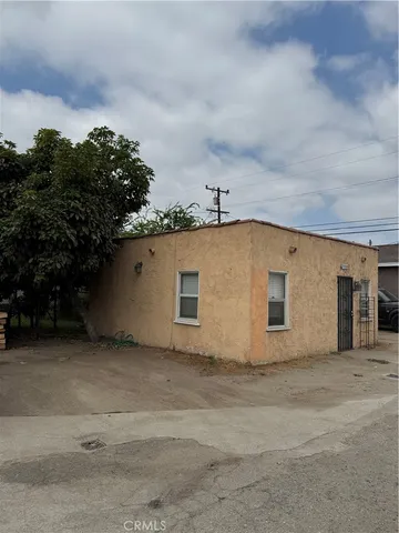 a view of a house with a backyard
