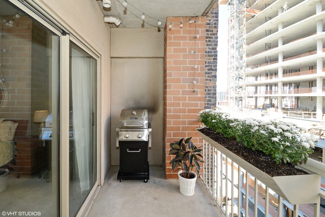 720 West Randolph Street, Unit 808 Chicago, IL 60661 - Photo 14 of 15 a view of a balcony