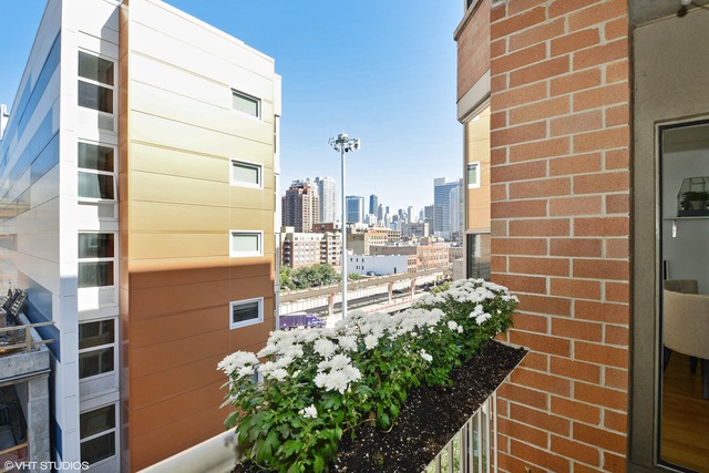 720 West Randolph Street, Unit 808 Chicago, IL 60661 - Photo 15 of 15 a bathroom with a shower