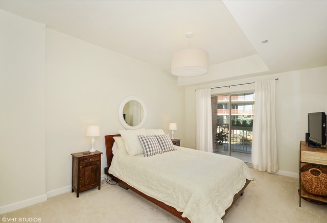 720 West Randolph Street, Unit 808 Chicago, IL 60661 - Photo 8 of 15 a bedroom with a bed and a television