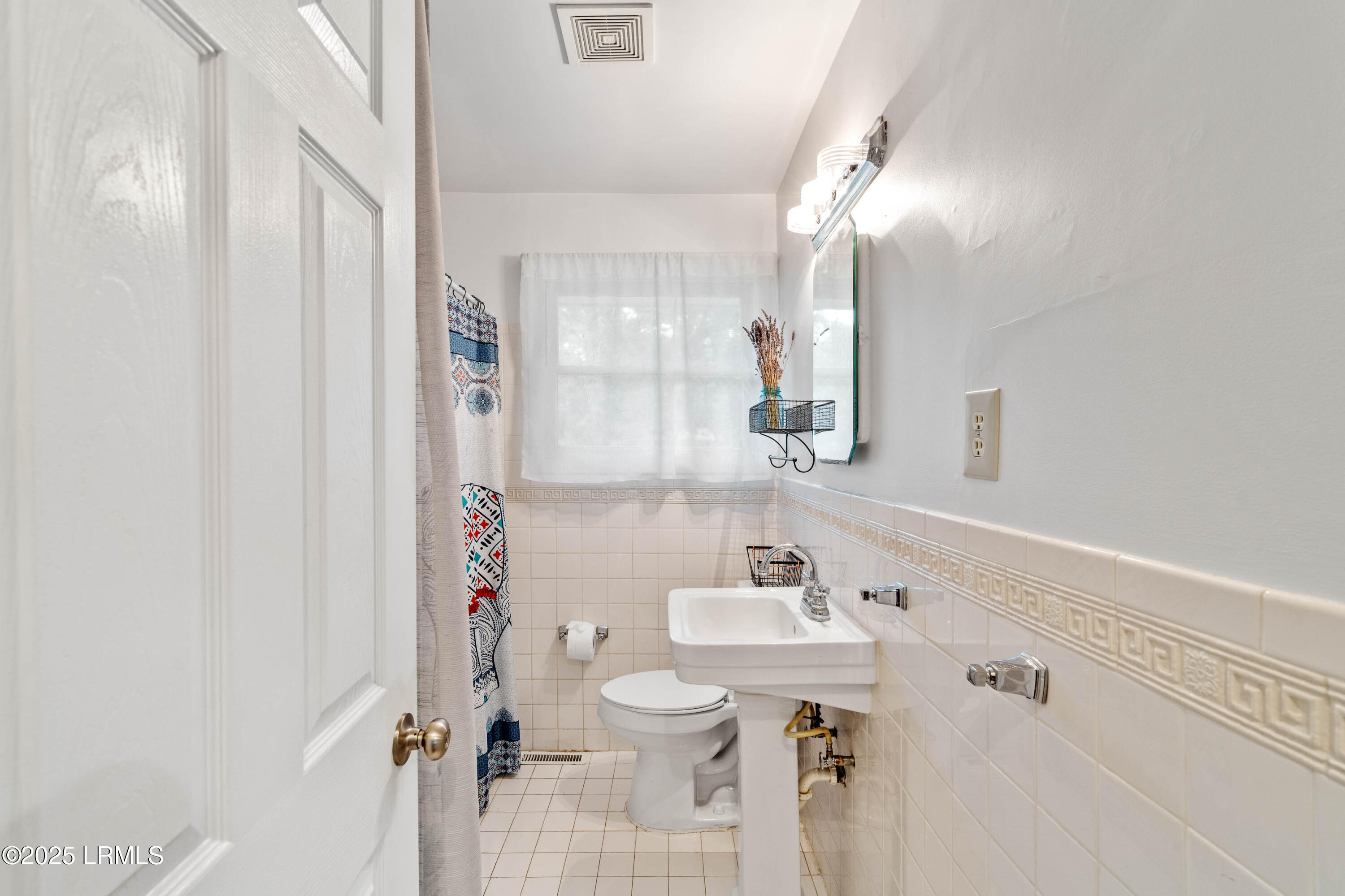 1607 Battery Creek Road Beaufort, SC 29902 - Photo 22 of 33 Full bath with linen closet