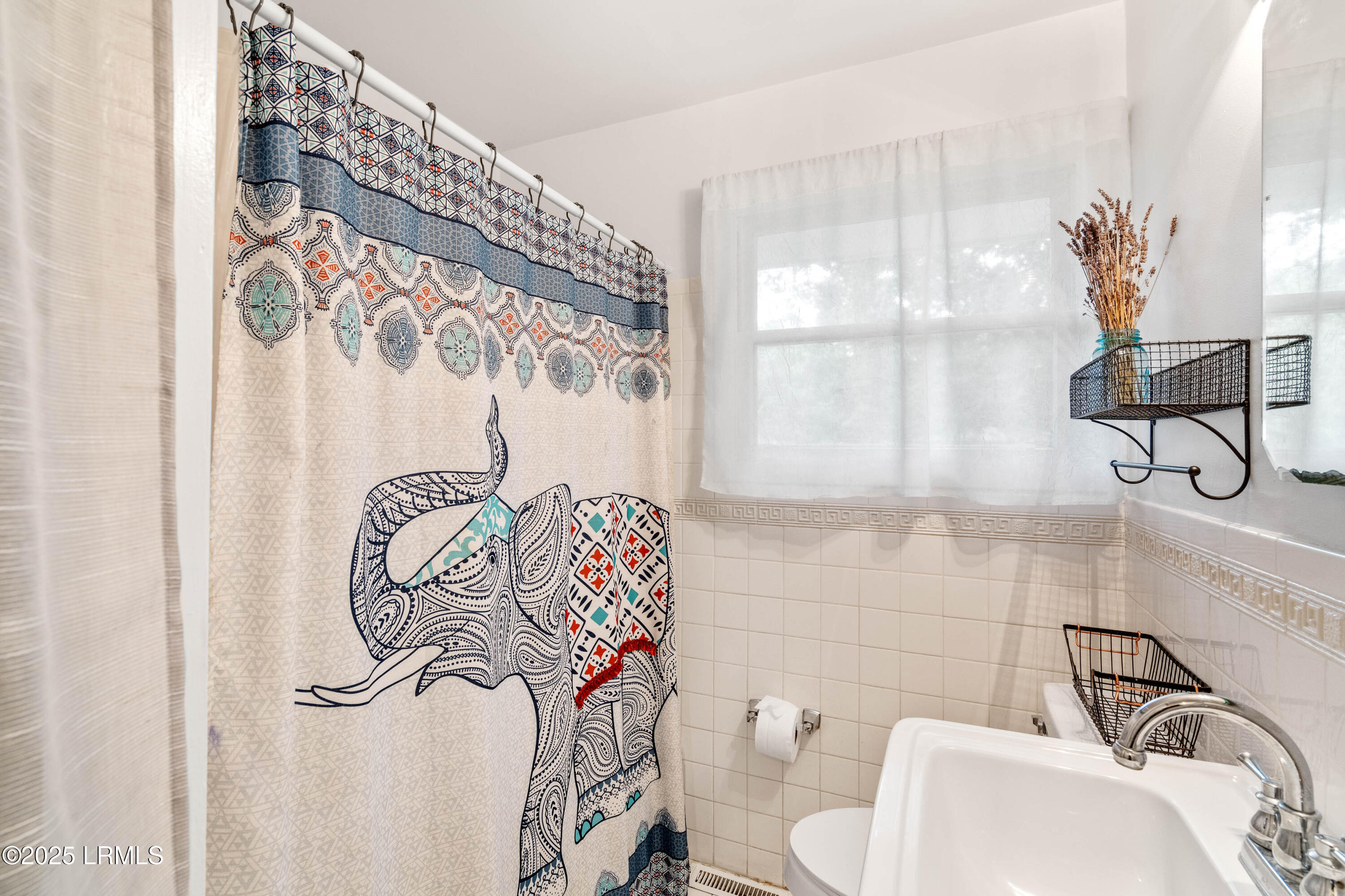 1607 Battery Creek Road Beaufort, SC 29902 - Photo 23 of 33 Tiled full bath