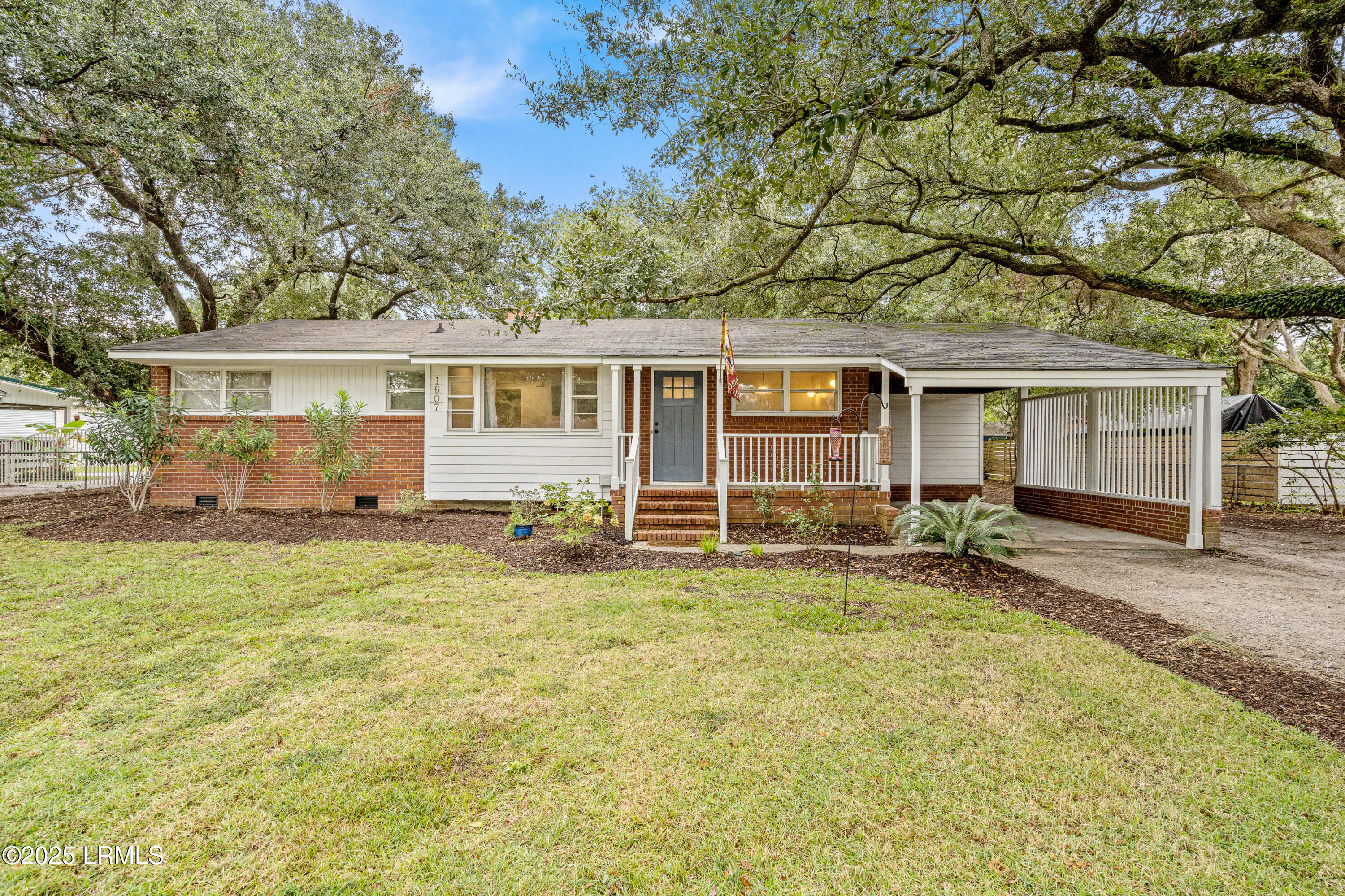 1607 Battery Creek Road Beaufort, SC 29902 - Photo 3 of 33 A Classic Brick Ranch