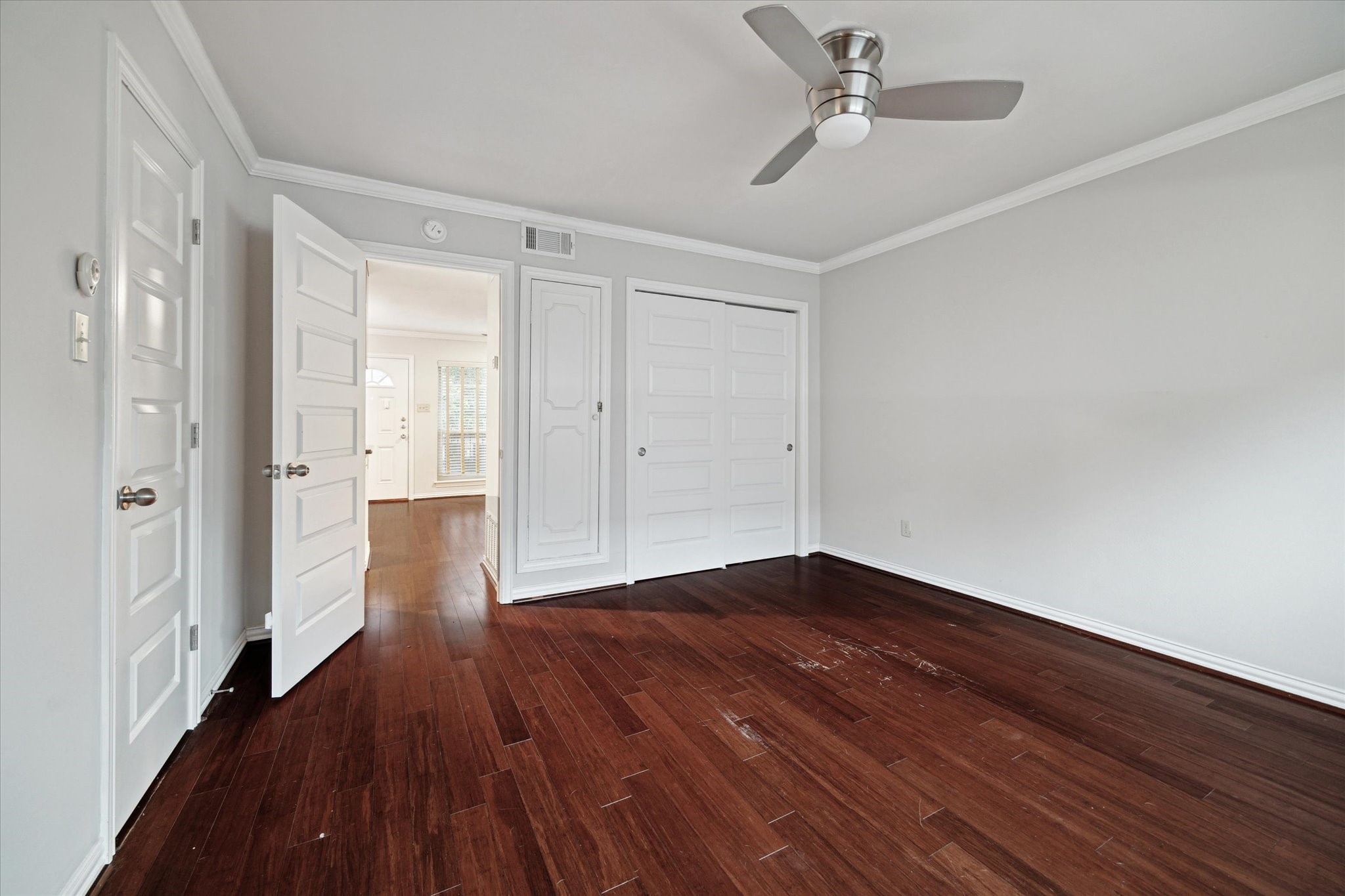 611 Hawthorne Street, Unit 5 Houston, TX 77006 - Photo 7 of 10 a view of empty room with wooden floor and ceiling fan