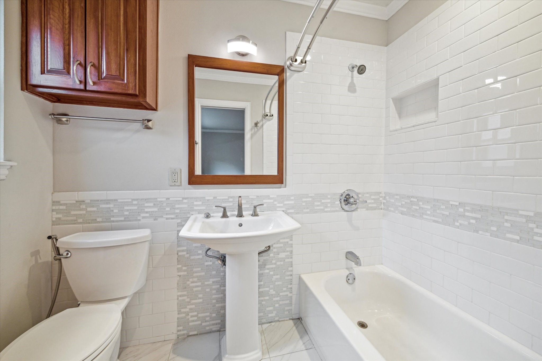 611 Hawthorne Street, Unit 5 Houston, TX 77006 - Photo 9 of 10 a bathroom with a sink a toilet and bathtub