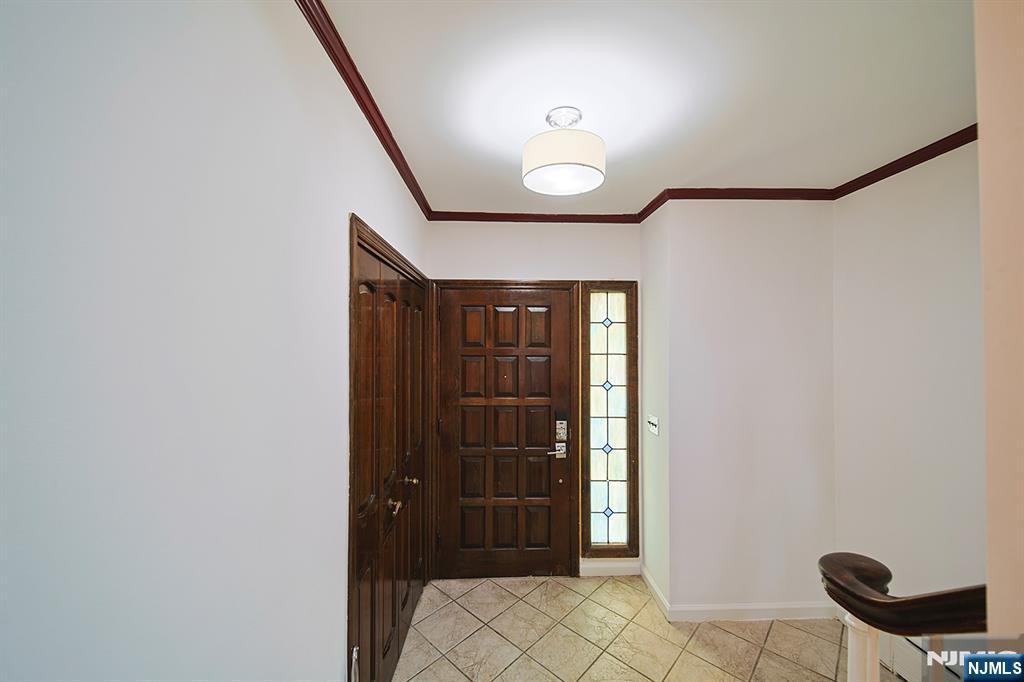 586 Hillside Street Ridgefield, NJ 07657 - Photo 16 of 46