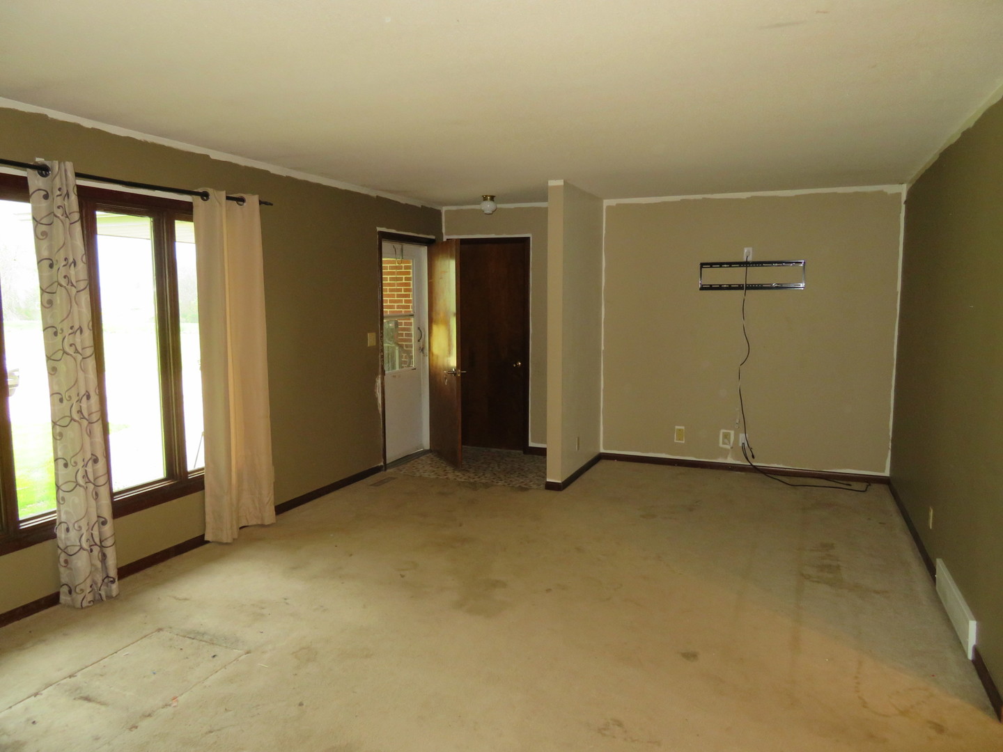 27865 Pilgrim Road Sterling, IL 61081 - Photo 3 of 11 an empty room with windows