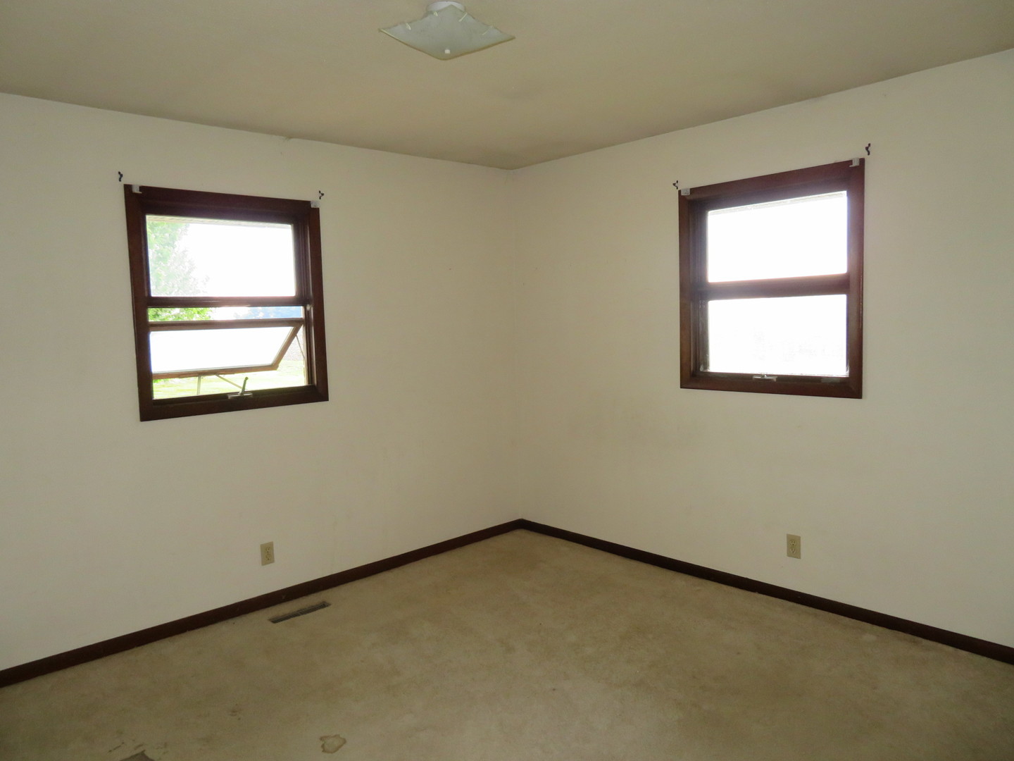 27865 Pilgrim Road Sterling, IL 61081 - Photo 8 of 11 an empty room with a window
