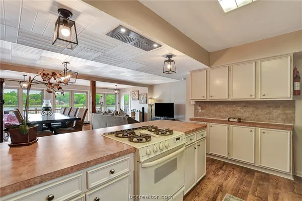 $438,900 | 571 Lakeview Circle, Hilltop Lakes, TX 77871