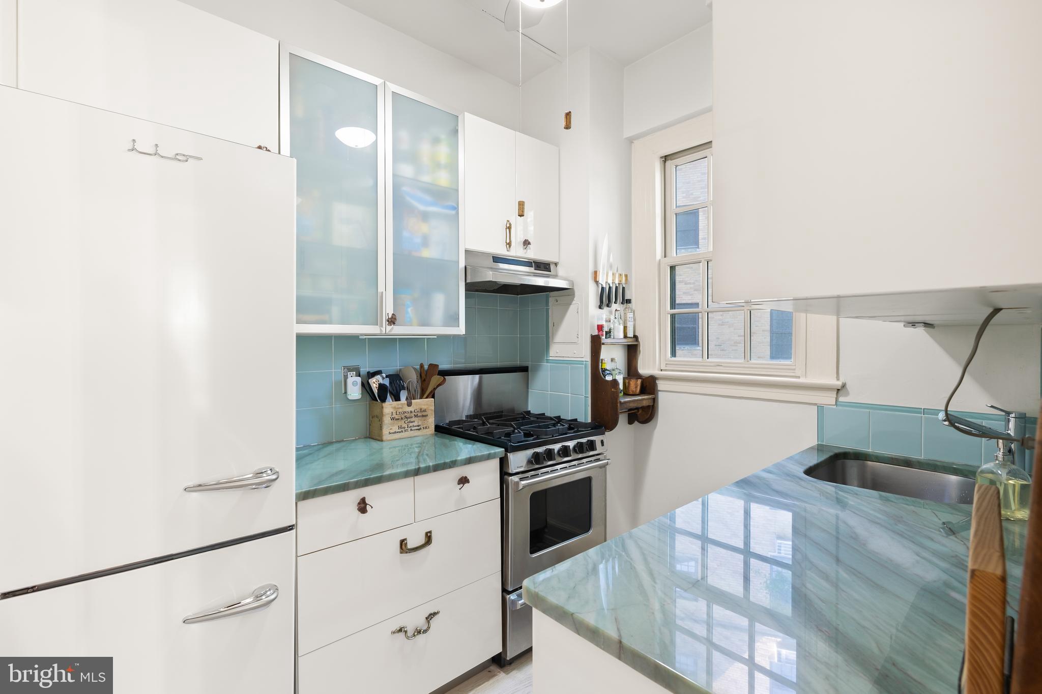 2032 Belmont Road Northwest, Unit 302 Washington, DC 20009 - Photo 18 of 31 Bottle Green Granite Countertops