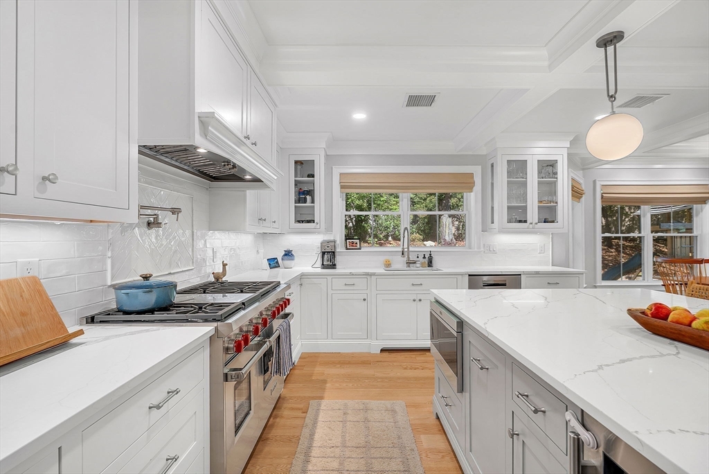 79 Alba Road Wellesley, MA 02481 - Photo 7 of 41