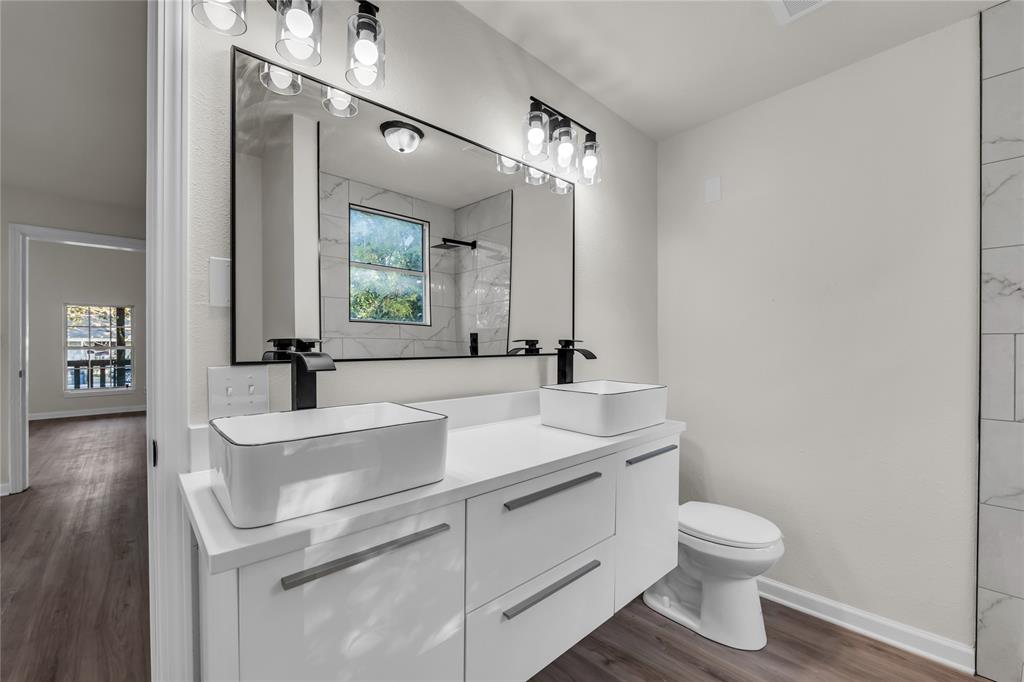 2524 McFerrin Avenue Waco, TX 76708 - Photo 20 of 29 a bathroom with a sink and a mirror