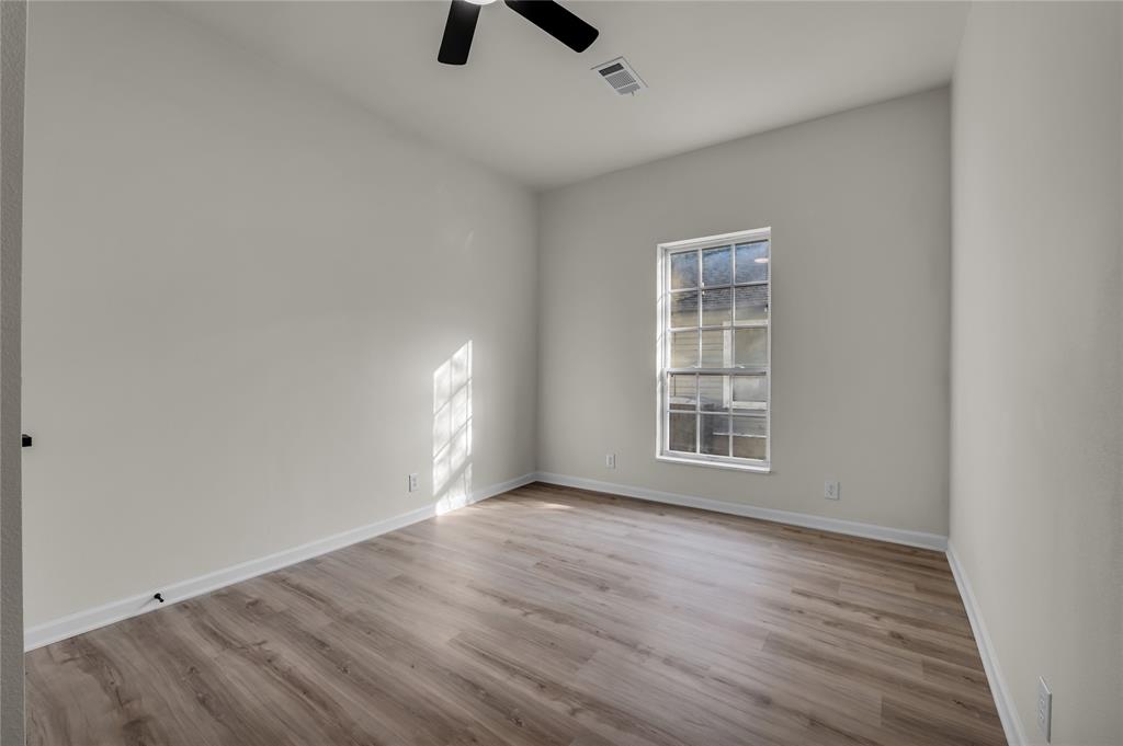 2524 McFerrin Avenue Waco, TX 76708 - Photo 21 of 29 an empty room with ceiling fan and windows