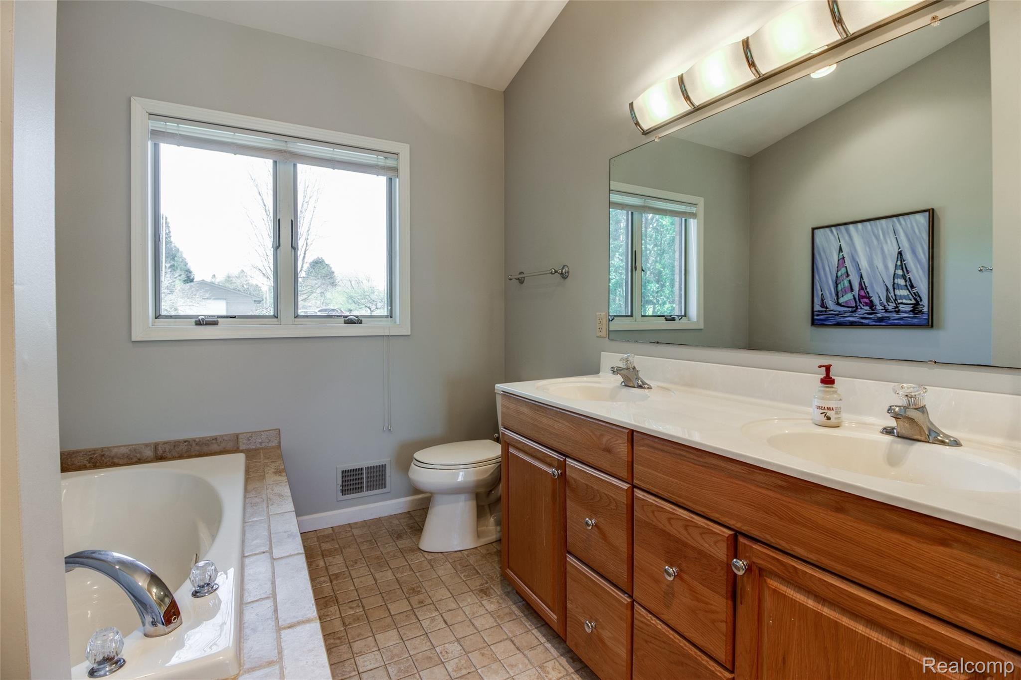 11031 Fenton Road Fenton, MI 48430 - Photo 16 of 37 Master Bath (2 of 2).jpg